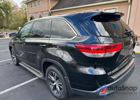 2018 Toyota Highlander Le z USA, uszkodzony, nr VIN 5TDBZRFH1JS907936